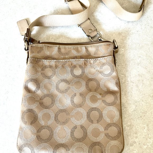 Coach Signature Cross-body Swing-pack Handbag - Picture 2 of 6